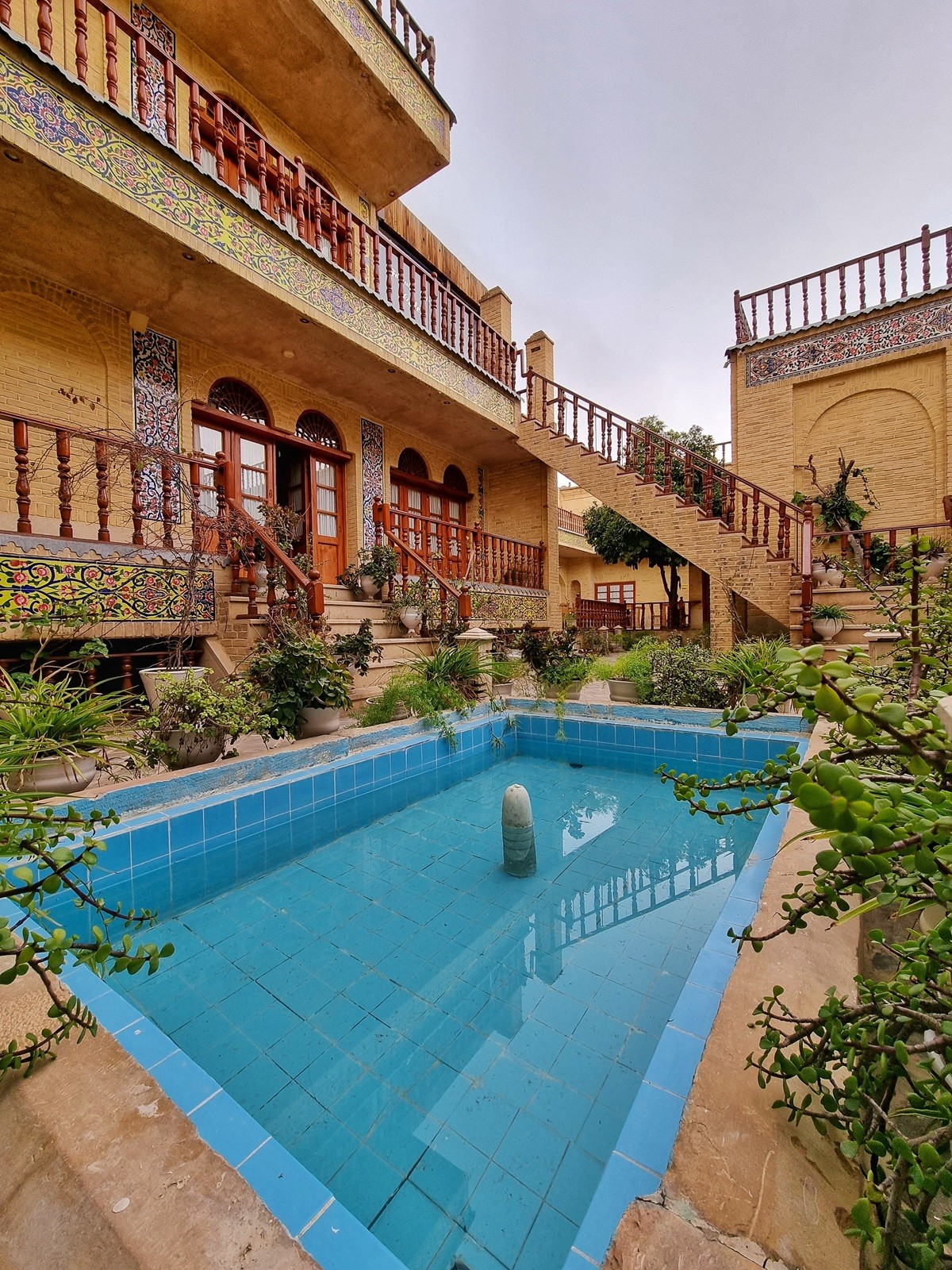 Forough Mehr, Shiraz