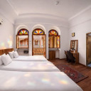 اتاق سه تخته حیاط سرا هتل فاضلی یزد