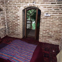 اتاق سه نفره کرسی دار ( کف خواب و فاقد سرویس بهداشتی) اقامتگاه بومگردی کاروانسرای شاه عباسی دودهک دلیجان