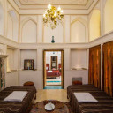 سوئیت پنج تخته خفتنجا (حمام سرویس بهداشتی اختصاصی خارج از اتاق) اقامتگاه سنتی کیانپور اصفهان