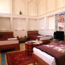 سوئیت پنج تخته خفتنجا (حمام سرویس بهداشتی اختصاصی خارج از اتاق) اقامتگاه سنتی کیانپور اصفهان