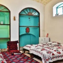 اتاق سه تخته اقامتگاه بومگردی خانه عروسک کاشان