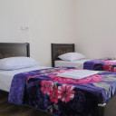 سوئیت دوخوابه چهارتخته برای سه نفر خانه مسافر فانوس کرمان