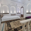 اتاق سه تخته سیمین اقامتگاه بومگردی خانه خاتون کرمان