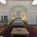 اتاق دوتخته دبل شاه نشین اقامتگاه سنتی آریانا مهر کرمانشاه