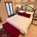 اتاق دوتخته دبل vip عنابی هتل بوتیک صارم الدوله ونوشک کرمانشاه