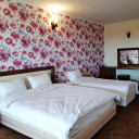 اتاق سه تخته فمیلی روبه جنگل هتل شهرزاد لاهیجان