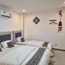 اتاق سه تخته	با سرویس اضافه اقامتگاه سنتی سیمرغ شیراز