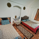 اتاق سه تخته (دبل+سینگل) اقامتگاه بومگردی خانه نقلی تفت