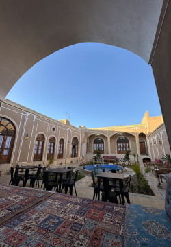 اقامتگاه بومگردی نیلوفر آبی یزد