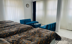 اتاق پنج تخته ( فاقد سرویس بهداشتی اختصاصی ) هتل دنیز تبریز