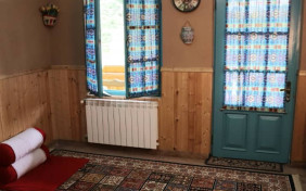 اتاق سه نفره اربه ( 1 تخت دبل و 1 کف خواب ) اقامتگاه بومگردی کتام رشت