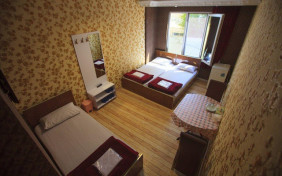 اتاق سه تخته مهمانپذیر حیات اردبیل