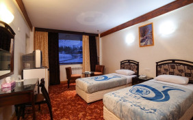 اتاق دو تخته پشت به پیست هتل یک هتل جهانگردی دیزین