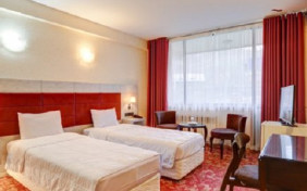 اتاق دو تخته رو به پیست هتل دو هتل جهانگردی دیزین