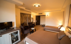 اتاق سه تخته هتل معین فومن