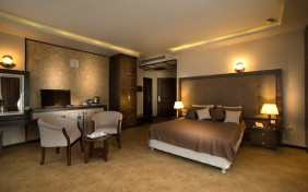 اتاق دولوکس چهار نفره هتل معین فومن