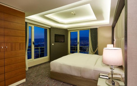 یک تخته استاندارد هتل دابل تری بای هیلتون آلسانجاک (Doubletree by Hilton Alsancak) ازمیر