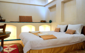 اتاق کلاه فرنگی اقامتگاه سنتی اشکوب کاشان