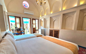 اتاق پرنیان اقامتگاه سنتی اشکوب کاشان