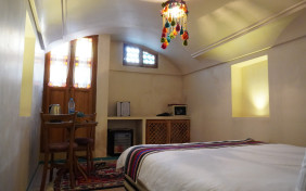 اتاق بارکاو اقامتگاه سنتی اشکوب کاشان