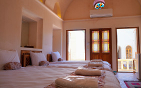 اتاق آفتاب سو اقامتگاه سنتی اشکوب کاشان