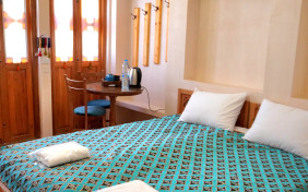 اتاق ایوانک اقامتگاه سنتی اشکوب کاشان