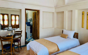 اتاق بالکانه اقامتگاه سنتی اشکوب کاشان