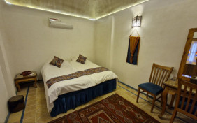 اتاق دوتخته عادی(حیاط) اقامتگاه سنتی باباافضل کاشان