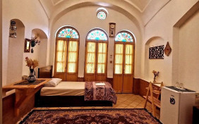 اتاق دوتخته یسیمون اقامتگاه سنتی فانوس ویونا کاشان