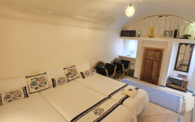 اتاق سه تخته یاقوت سرخ اقامتگاه سنتی کاشانه روشن کاشان