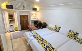 اتاق سه تخته یاقوت کبود اقامتگاه سنتی کاشانه روشن کاشان