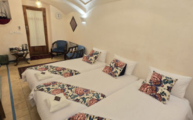 اتاق سه تخته الماس اقامتگاه سنتی کاشانه روشن کاشان