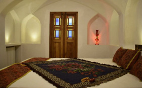 اتاق دوتخته دبل کهریا(سرویس بهداشتی خارج ازاتاق) اقامتگاه سنتی کاشانه روشن کاشان