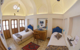 دو تخته توئین با سرویس بهداشتی و حمام اختصاصی خارج از اتاق 107 اقامتگاه سنتی سرای کاسیان کاشان