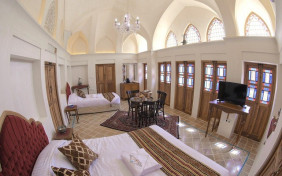 اتاق سه تخته اعیانی 105 اقامتگاه سنتی سرای کاسیان کاشان