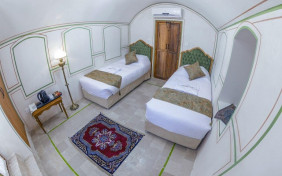 اتاق دو تخته توئین کاشانه 104(نیم طبقه رو به پایین) اقامتگاه سنتی سرای کاسیان کاشان