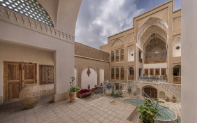 اقامتگاه سنتی خانه مرشدی کاشان