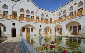 اقامتگاه سنتی خانه ادیب کاشان