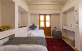 اتاق 116 گوشواره شاهنشین اقامتگاه سنتی بوتیک سرای قجر کاشان