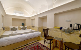 اتاق 107(دوتخته دبل) اقامتگاه سنتی بوتیک سرای قجر کاشان