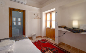 اتاق 115 گوشواره شاهنشین اقامتگاه سنتی بوتیک سرای قجر کاشان