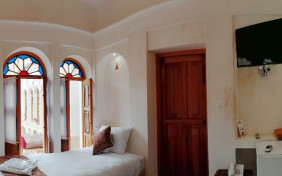 اتاق یک تخته ایراندخت اقامتگاه سنتی صباغیان کاشان