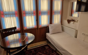 اتاق سه تخته فیروزه(کاناپه تخت شو) اقامتگاه سنتی صباغیان کاشان