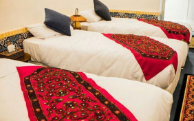 اتاق چهار تخته اقامتگاه سنتی شهباز کرمان