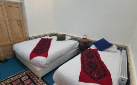 اتاق سه تخته اقامتگاه سنتی شهباز کرمان