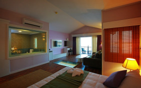 سوئیت چهار نفره امپریال هتل ترنج کیش