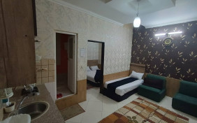 اتاق پنج تخته رویال(دوتخت+کاناپه) مهمانپذیر پلیکان مشهد