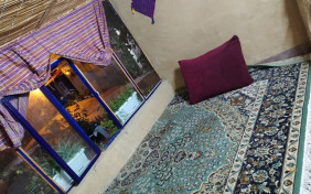 سوئیت نیلوفر شش نفره تراس دار (یک تخت دونفره +چهار تا سرویس کف خواب) اقامتگاه بومگردی عموقدرت مینودشت
