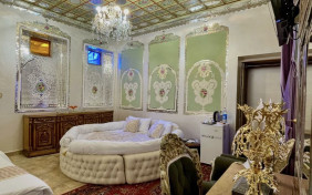 اتاق سه تخته آینه هتل بوتیک شاه پریون شیراز